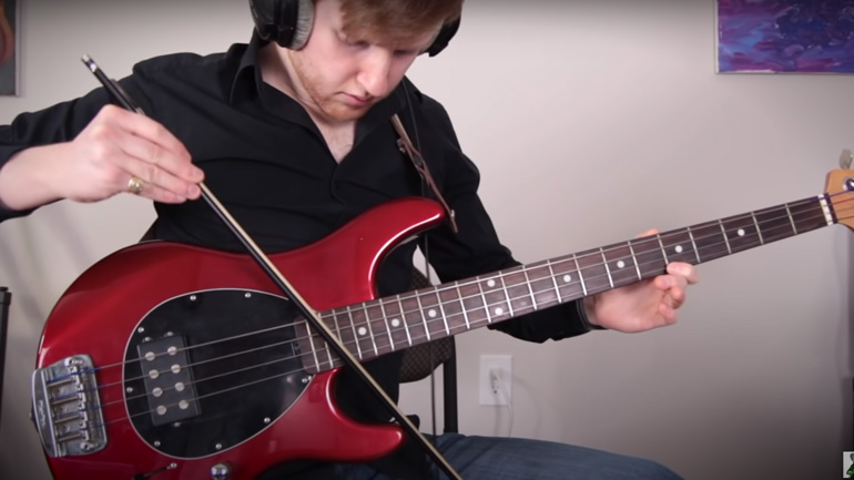 Παίζοντας κιθάρα με ένα δοξάρι