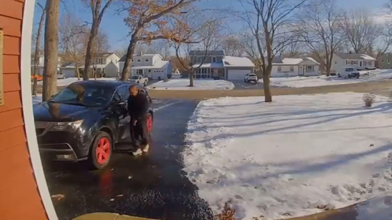 Ένας άντρας παρκάρει προσεκτικά σε έναν παγωμένο δρόμο