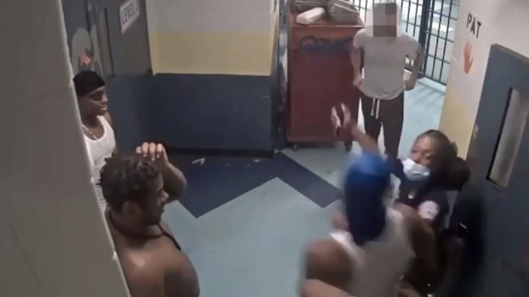 Γυναίκα δεσμοφύλακας σώζει τη ζωή ενός κρατούμενου που επρόκειτο να δεχθεί επίθεση