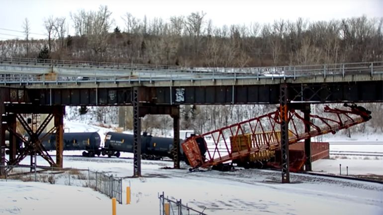 Εκτροχιασμός τρένου κάτω από μια γέφυρα