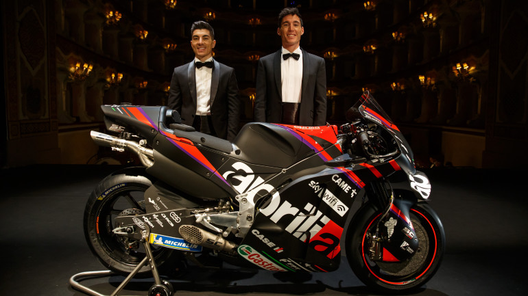 Οι Aleix Espargaro και Maverick Vinales με σμόκιν στην παρουσίαση της Aprilia MotoGP.