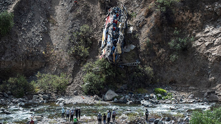 Περού: Τουλάχιστον 20 νεκροί και 33 τραυματίες από πτώση λεωφορείου σε χαράδρα