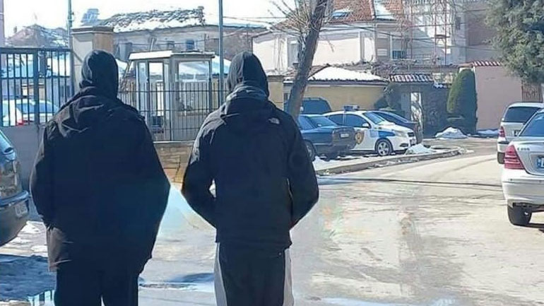 Δολοφονία Άλκη: Η στιγμή της παράδοσης του 20χρονου κατηγορούμενου στο ΑΤ Κορυτσάς