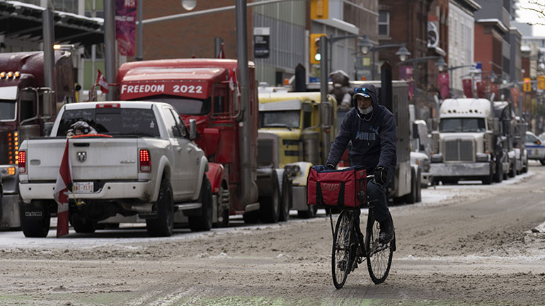 Καναδάς: Διαδηλωτές απέκλεισαν τον οδικό άξονα που συνδέει τη Μανιτόμπα με τη Βόρεια Ντακότα