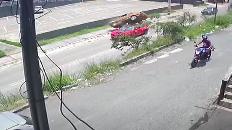 Κινηματογραφικό ατύχημα… «​​​​​​​Έπεσε» ο ουρανός στο κεφάλι του