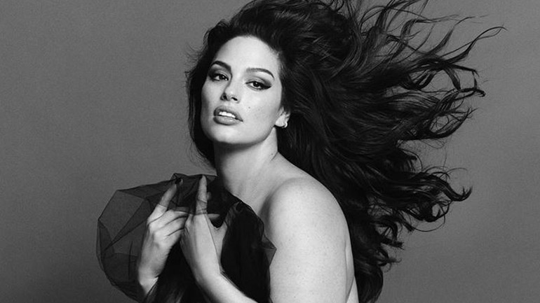 Η Ashley Graham ποζάρει με τα νεογέννητα δίδυμα και αποκαλύπτει τα ονόματά τους