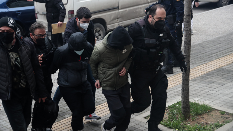 Δολοφονία Άλκη: Συνεχίζονται οι απολογίες – Στα δικαστήρια θα οδηγηθεί ο 20χρονος που παραδόθηκε