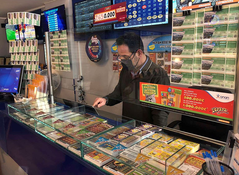 Ο κ. Στέφανος Νικόπουλος, ιδιοκτήτης καταστήματος ΟΠΑΠ στον Χολαργό