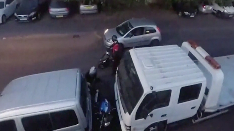 Aυτοκινητιστής αποτρέπει την κλοπή μιας μοτοσικλέτας