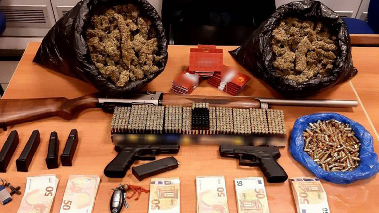 Στον εισαγγελέα Ηρακλείου τα τρία αδέλφια που πιάστηκαν με ναρκωτικά και όπλα