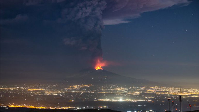 Ξύπνησε η Αίτνα – Κοκκίνισε ο ιταλικός ουρανός