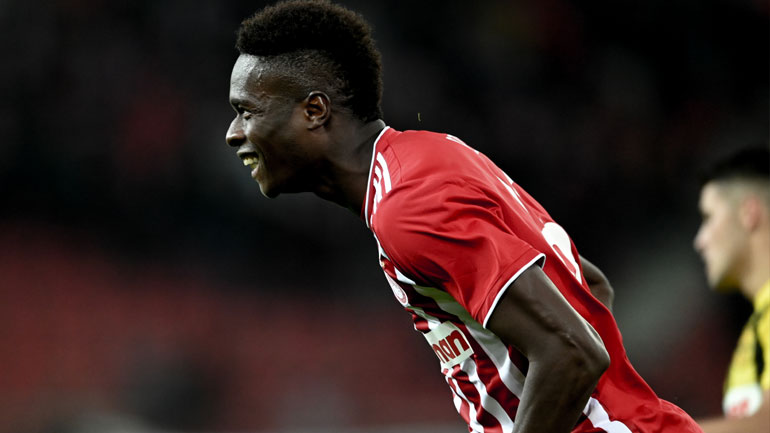 To pasillo των παικτών του Ολυμπιακού στον πρωταθλητή Σισέ