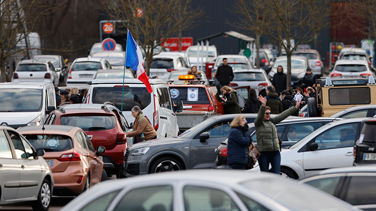 Χιλιάδες αστυνομικοί στο Παρίσι για την άφιξη των «Κονβόι της Ελευθερίας» – Έκκληση Μακρόν για ηρεμία