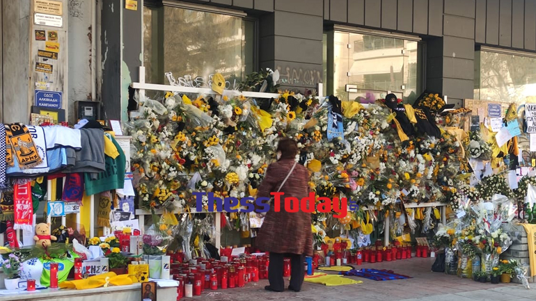 Δολοφονία Άλκη: «Καλό παράδεισο λιοντάρι μου» – Γέμισε πάλι αναμνηστικά το σημείο όπου ξεψύχησε