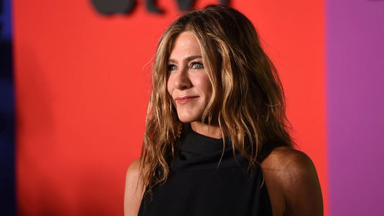 Curtain bangs: Η Jennifer Aniston υιοθέτησε το πιο δημοφιλές hairstyle trend της σεζόν