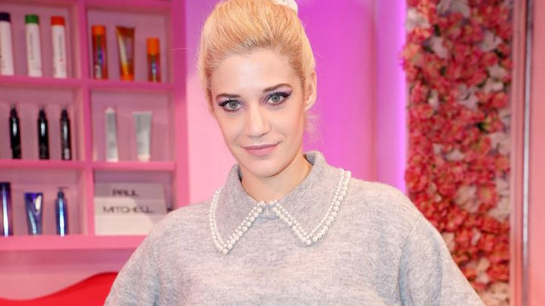 Το preppy look της Τζένης Θεωνά είναι το inspo μας για all day εμφανίσεις στην πόλη