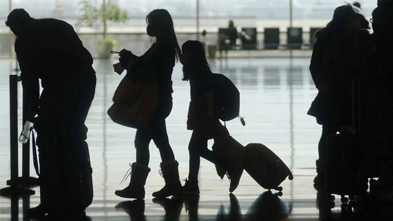 Κατάργηση των τεστ για τους εμβολιασμένους ταξιδιώτες που επισκέπτονται τη Γαλλία