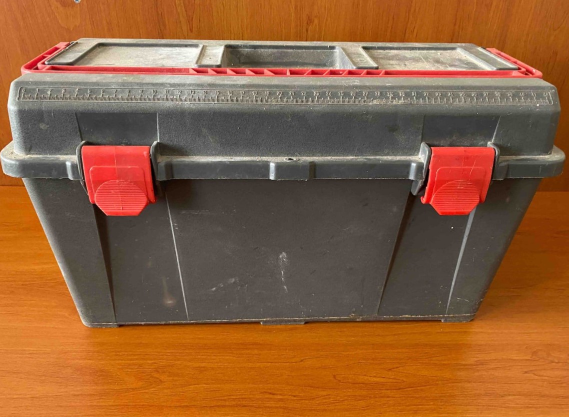 Η εργαλειοθήκη μέσα στην οποία εντοπίστηκαν τα κόκκαλα του 7χρονου