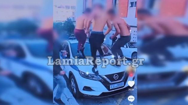 Λαμία: Χαμός με βίντεο στο Tik Tok – Νεαροί ρομά «ποζάρουν» στο καπό περιπολικού!