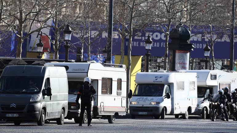 «Μπλόκο» της γαλλικής αστυνομίας σε 500 οχήματα έξω από το Παρίσι