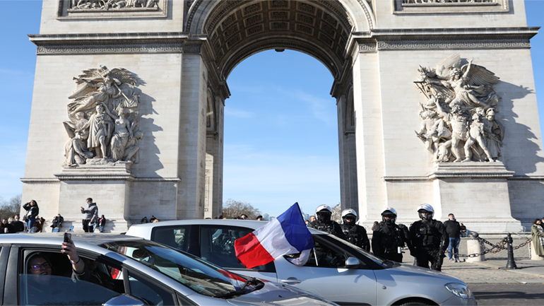 Παρίσι: Χρήση δακρυγόνων εναντίον των διαδηλωτών στα Ηλύσια Πεδία