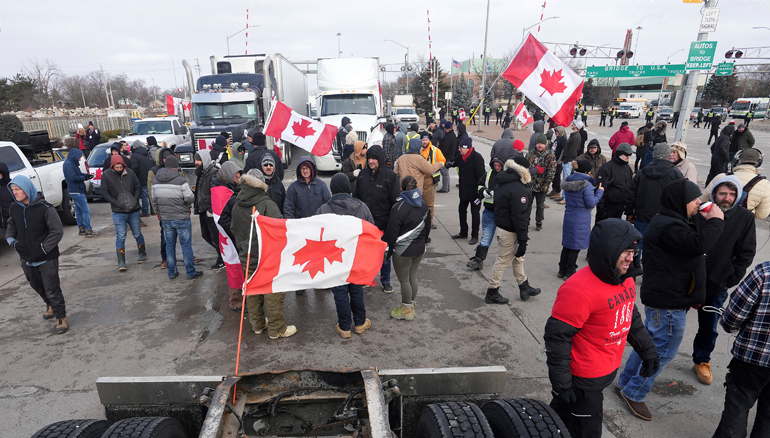 Κομβόι της Ελευθερίας: Η καναδική αστυνομία θ’ απομακρύνει τους διαδηλωτές από τη συνοριακή γέφυρα Αμπάσαντορ