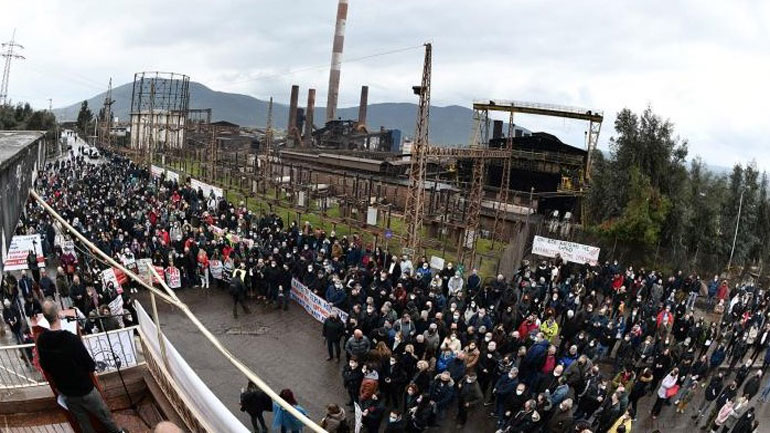 Συλλαλητήριο έξω από το εργοστάσιο της ΛΑΡΚΟ στη Λάρυμνα
