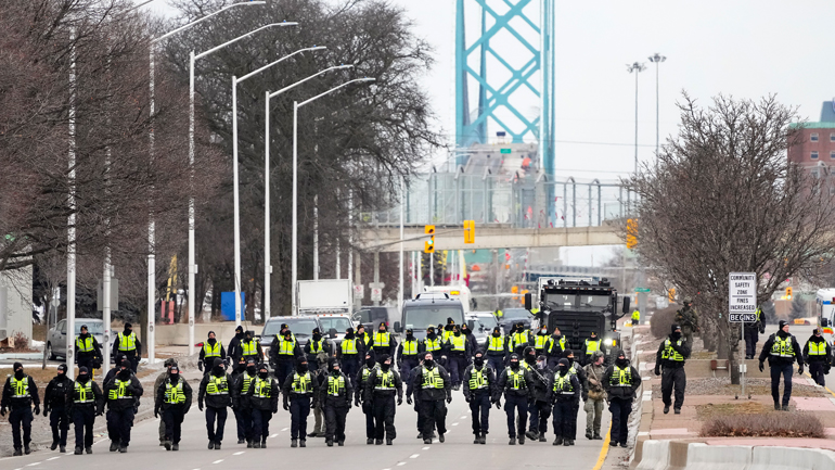 Βίαιες συγκρούσεις στον Καναδά για την υποχρεωτικότητα