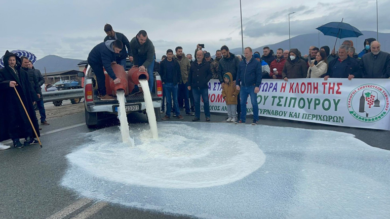 Παραγωγοί από τον Τύρναβο απέκλεισαν την Ε.Ο. Λάρισας – Κοζάνης