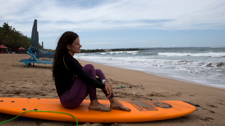 Ινδονησία: Δέκα άνθρωποι έχασαν τη ζωή τους όταν παρασύρθηκαν από κύματα.