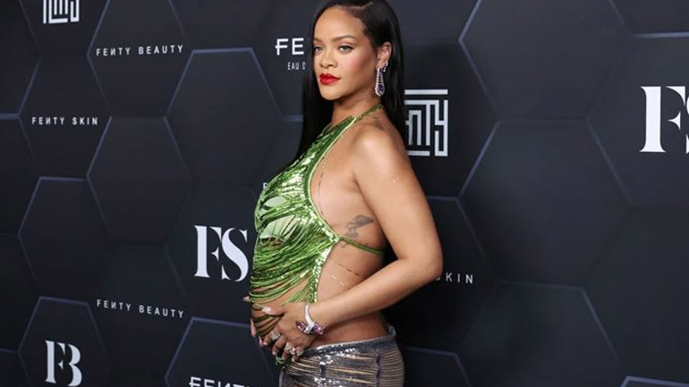 Rihanna: «Aπολαμβάνω το να μη με απασχολεί να καλύψω την κοιλιά μου»