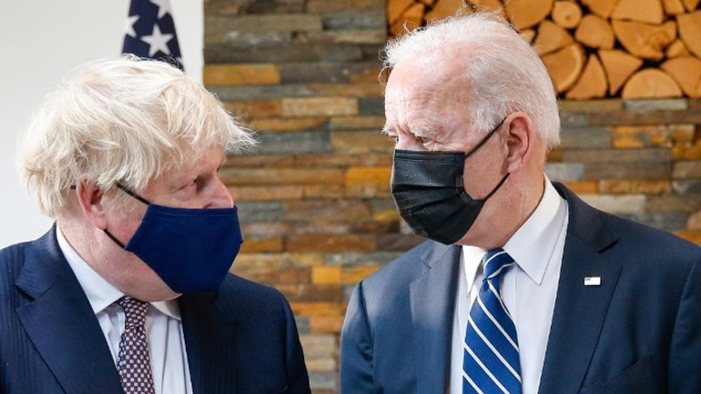 Τζόνσον και Μπάιντεν συμφώνησαν ότι υπάρχει ακόμη περιθώριο για τη διπλωματία στην ουκρανική κρίση