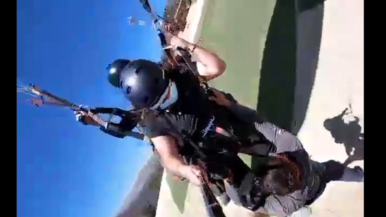 Εκπαιδευτής κρέμεται από αλεξίπτωτο πλαγιάς