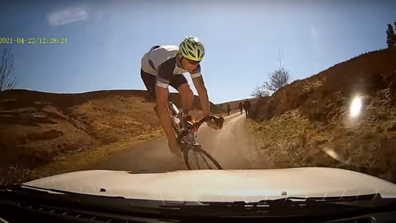 Μετωπική σύγκρουση αυτοκινήτου με ποδηλάτη