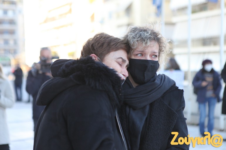 H μητέρα της Ελένης Τοπαλούδη και η μητέρα της Γαρυφαλλιάς, η οποία δολοφονήθηκε στη Φολέγανδρο από τον σύντροφό της.