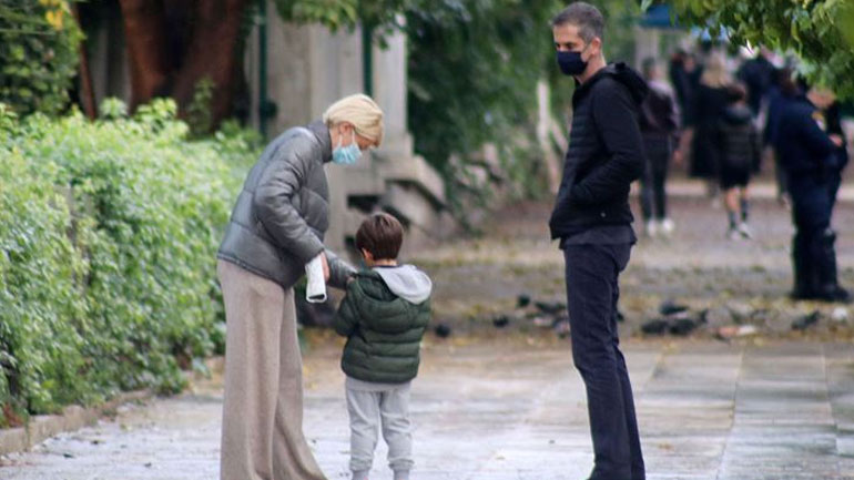 Κώστας Μπακογιάννης: Βόλτα με τη Σία Κοσιώνη και τον γιο τους Δήμο στο Ζάππειο