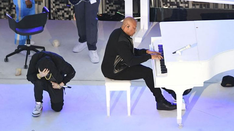 Super Bowl 2022: Η στιγμή που ο Eminem γονατίζει κατά του ρατσισμού