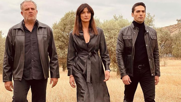 Γη της Ελιάς – Τρίτη: Ο Κουράκος τρώει μια σφαίρα στο στήθος και η Ιουλία καταρρέει Γη της Ελιάς – Τρίτη: Ο Κουράκος τρώει μια σφαίρα στο στήθος και η Ιουλία καταρρέει