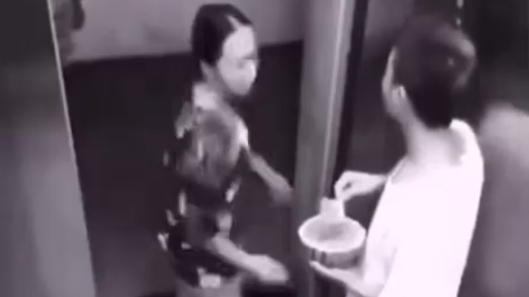 Νεαρός αντιμέτωπος με ζευγάρι που καβγαδίζει