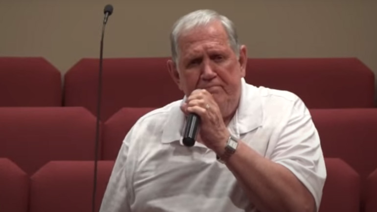 Tραγουδιστής μιμείται μουσικά όργανα