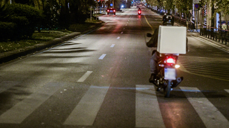 Διανομέας Θεσσαλονίκη: «Παραδίδουμε το φαγητό στο σπίτι και αντικρίζουμε εγκληματίες»