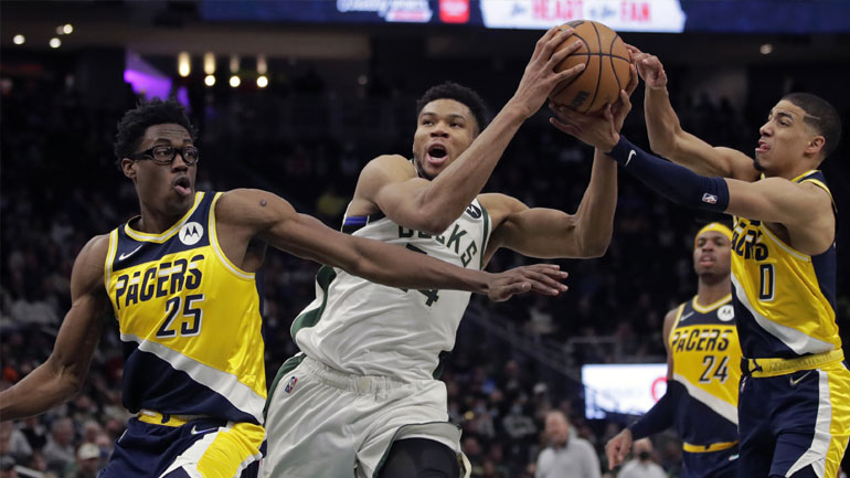 Διαστημική εμφάνιση και 50 πόντοι από τον Γιάννη Αντετοκούνμπο στη νίκη των Μπακς επί των Πέισερς!