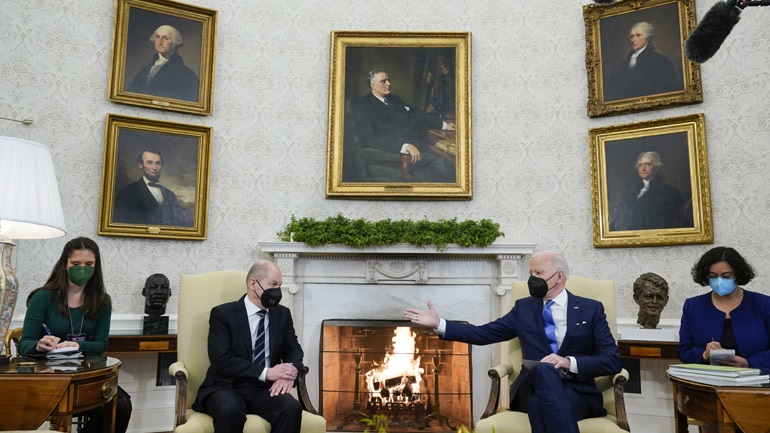 Τηλεφωνική επικοινωνία Μπάιντεν – Σολτς στις 21:30