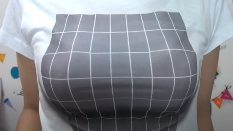 Μεγάλο στήθος απλά με ένα μπλουζάκι