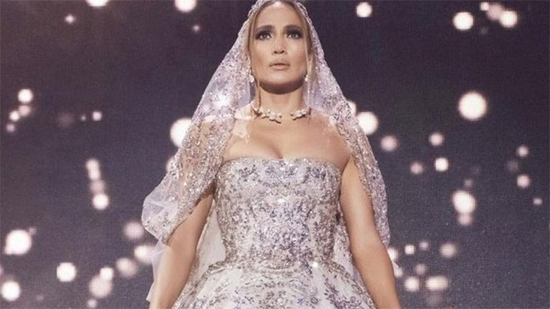 Τo εντυπωσιακό νυφικό της Τζένιφερ Λόπεζ στην ταινία «Marry Me»