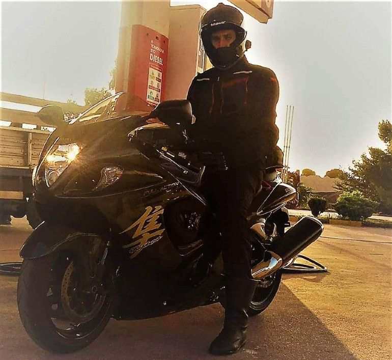 Με την αγαπημένη Suzuki Hayabusa του.