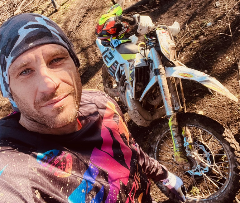 Η νέα του μανία έχει να κάνει με το enduro στο οποίο μυήθηκε τα τελευταία χρόνια.