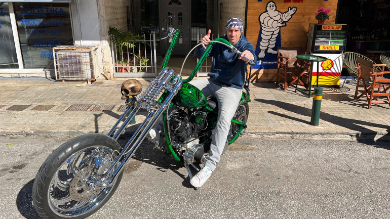 Δεν έχει πρόβλημα να οδηγήσει οτιδήποτε, αρκεί να έχει δύο τροχούς.