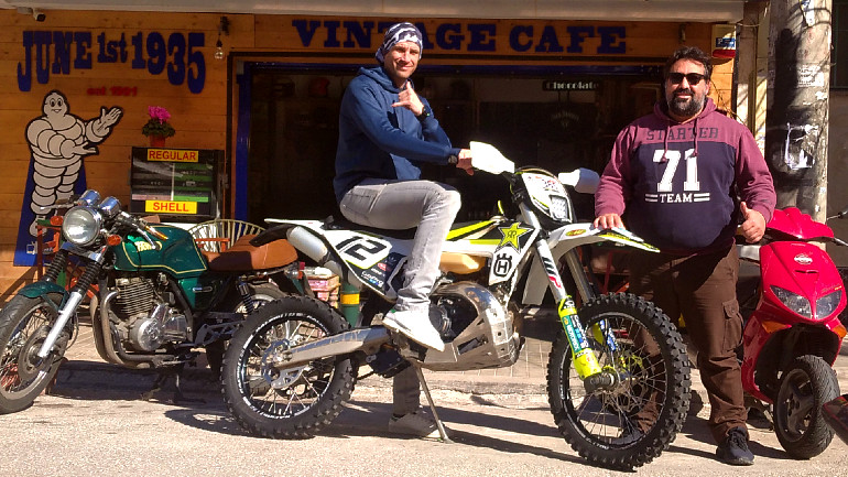 Το δίχρονο Husqvarna του τον συνοδεύει στις εκτός δρόμου περιπέτειες.