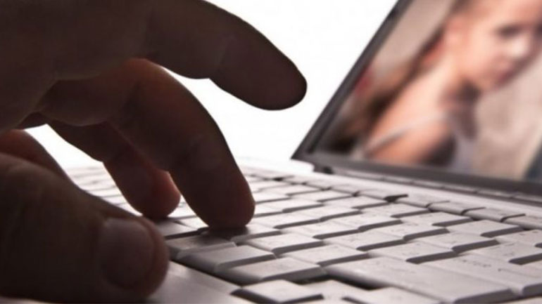 Ρέθυμνο: 20χρονος εκβίαζε ανήλικη για να συνευρεθεί μαζί της – Βρέθηκε πλήθος πορνογραφικού υλικού